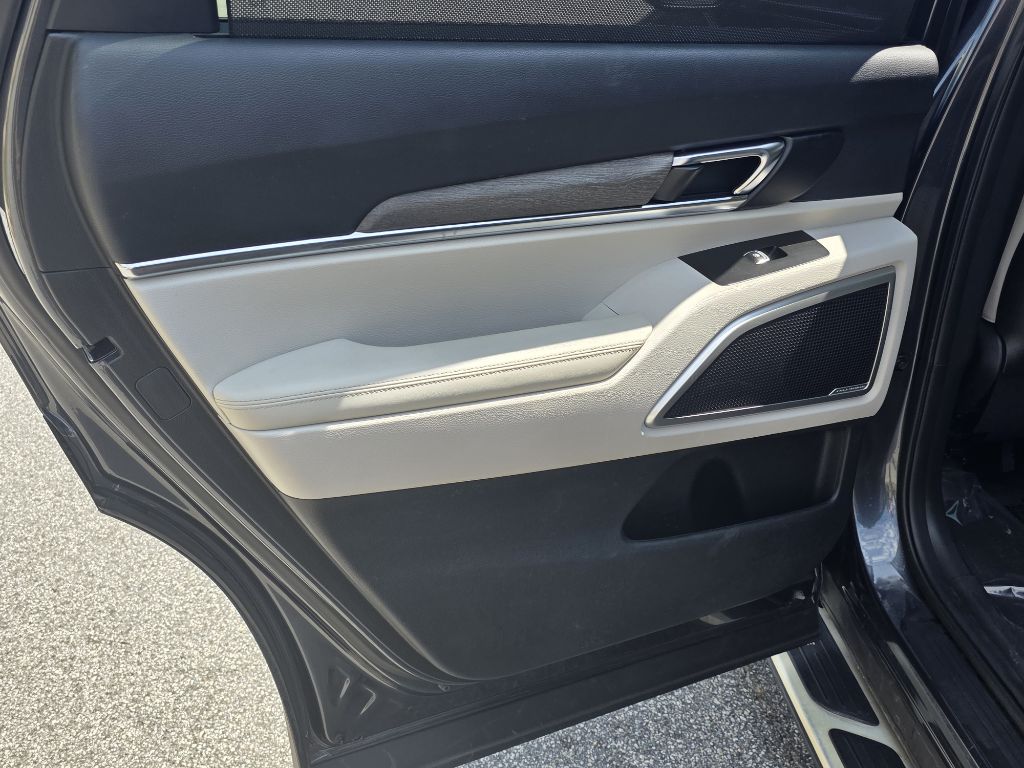 Photo 17 of this KIA TELLURIDE