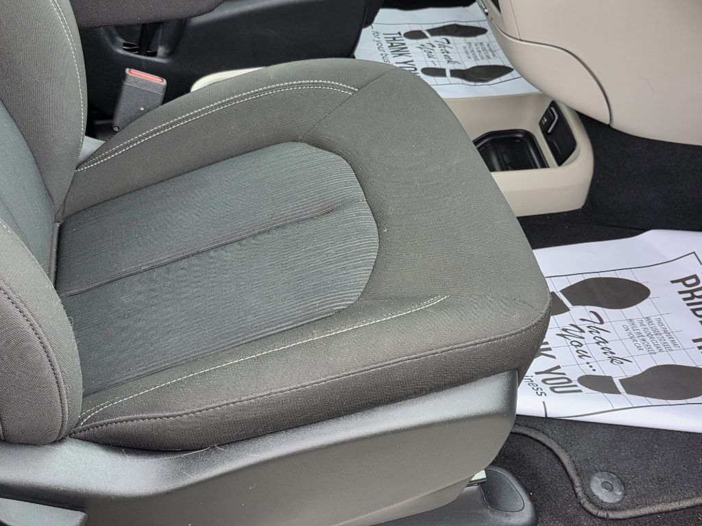 Photo 20 of this CHRYSLER VOYAGER