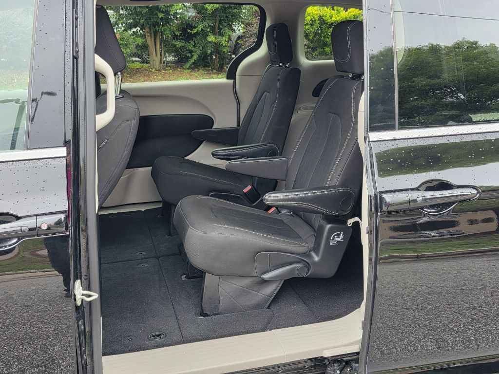 Photo 14 of this CHRYSLER VOYAGER