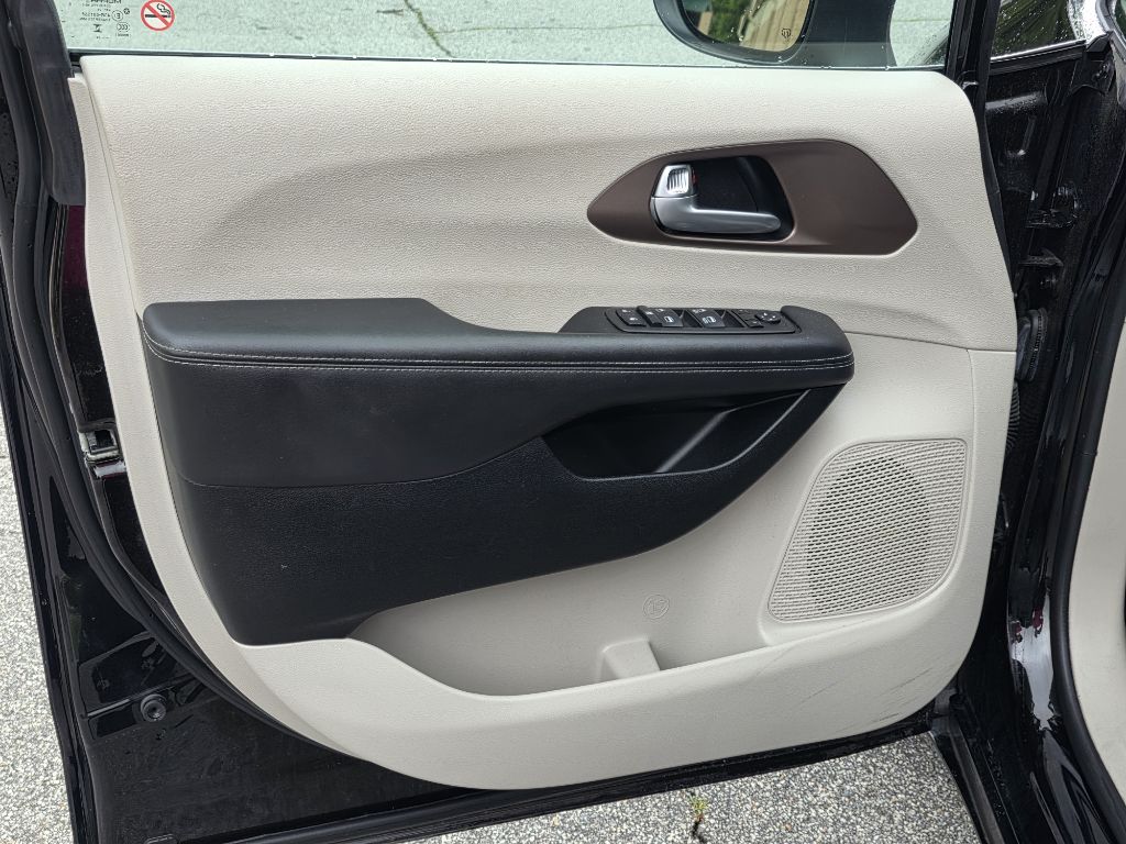 Photo 9 of this CHRYSLER VOYAGER