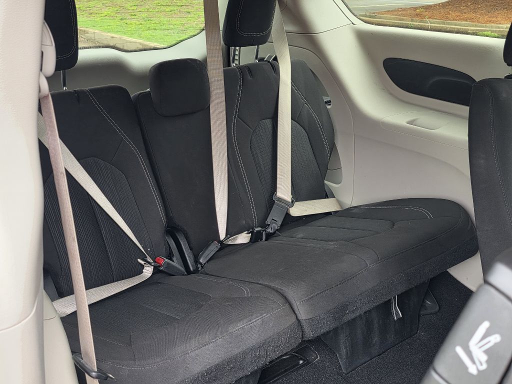 Photo 18 of this CHRYSLER VOYAGER