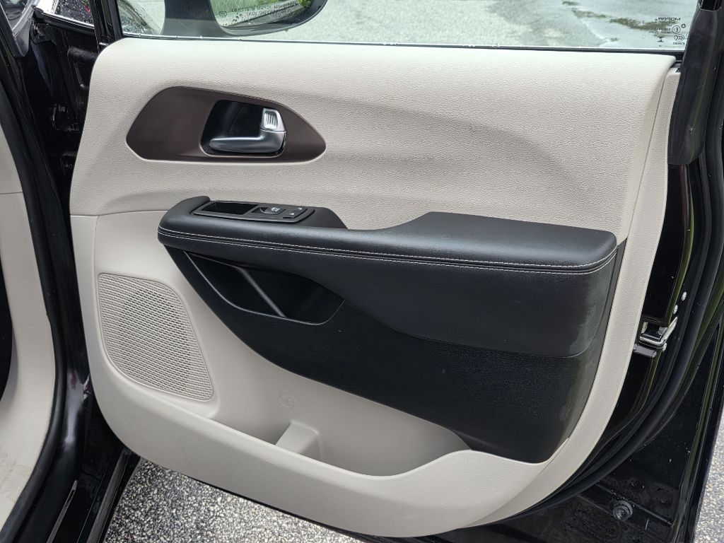 Photo 19 of this CHRYSLER VOYAGER