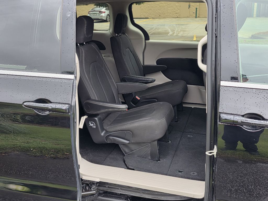 Photo 17 of this CHRYSLER VOYAGER