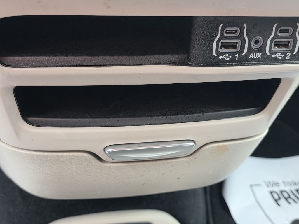 Photo 27 of this CHRYSLER VOYAGER