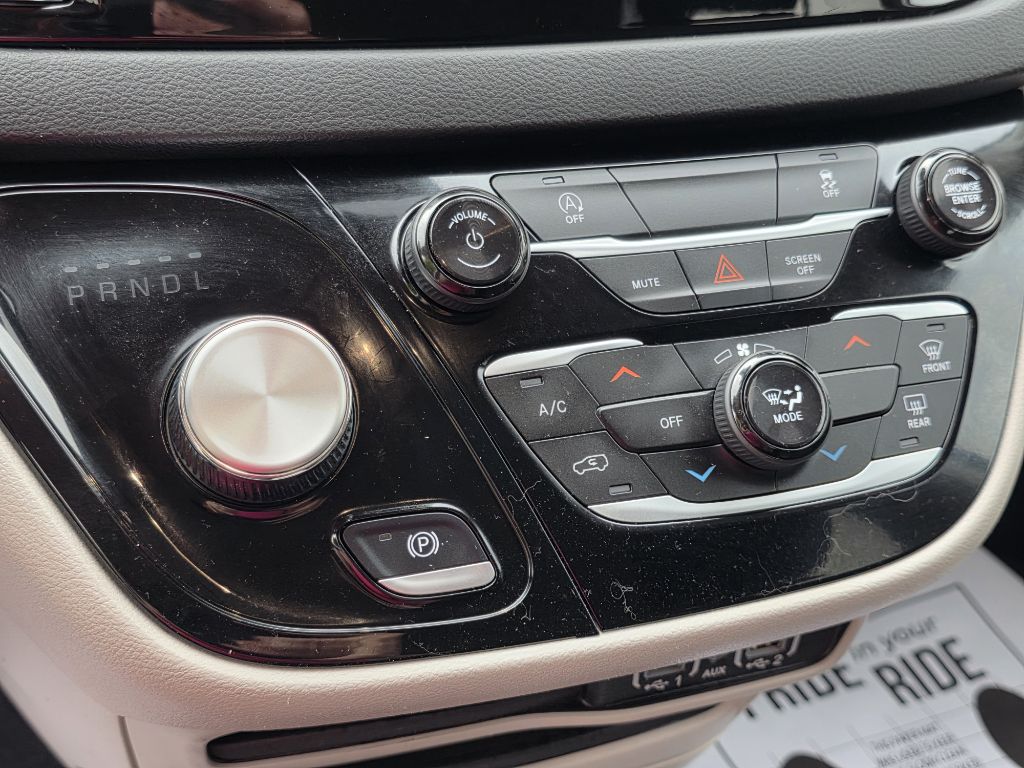 Photo 26 of this CHRYSLER VOYAGER