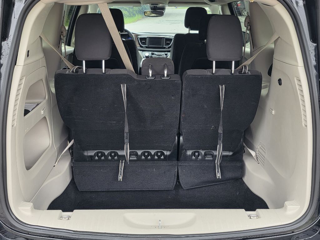 Photo 16 of this CHRYSLER VOYAGER