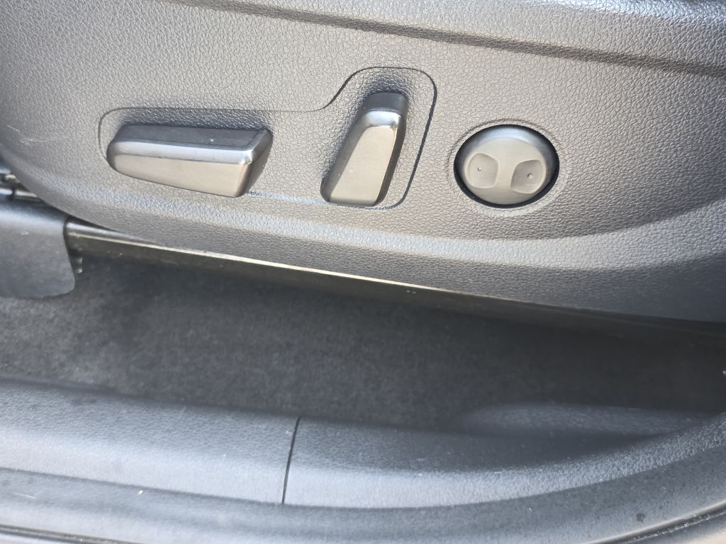 Photo 11 of this HYUNDAI SANTA FE