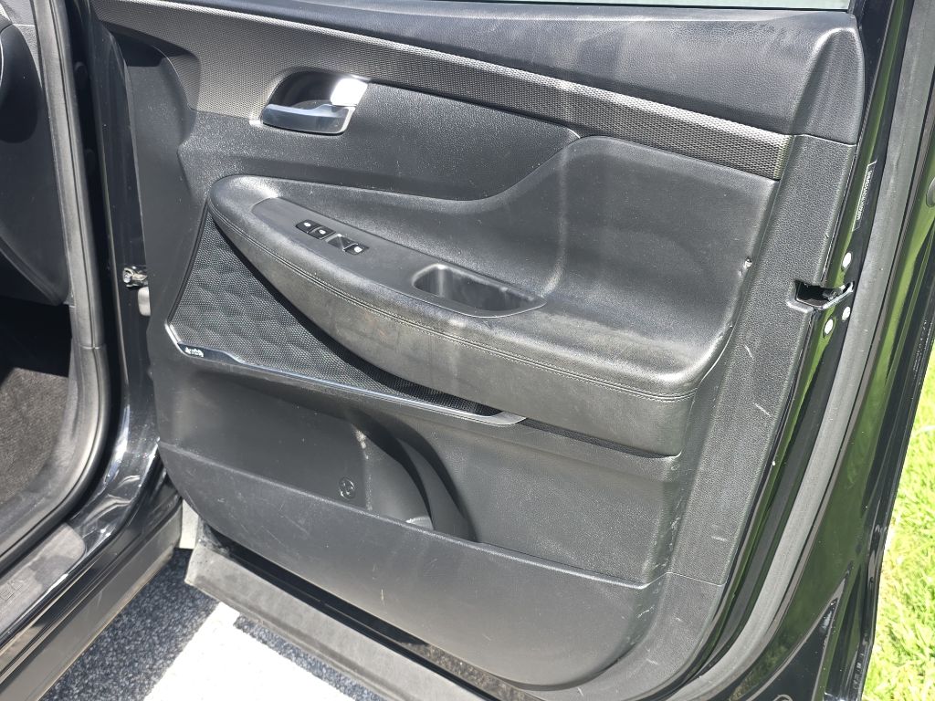 Photo 20 of this HYUNDAI SANTA FE