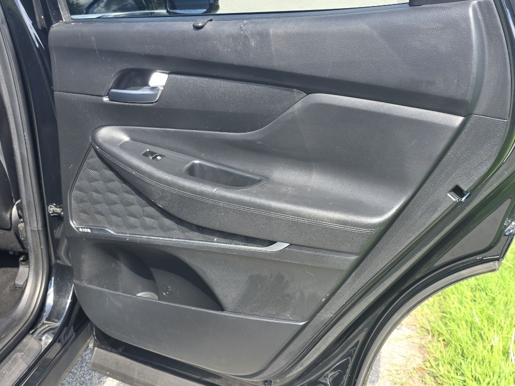 Photo 17 of this HYUNDAI SANTA FE
