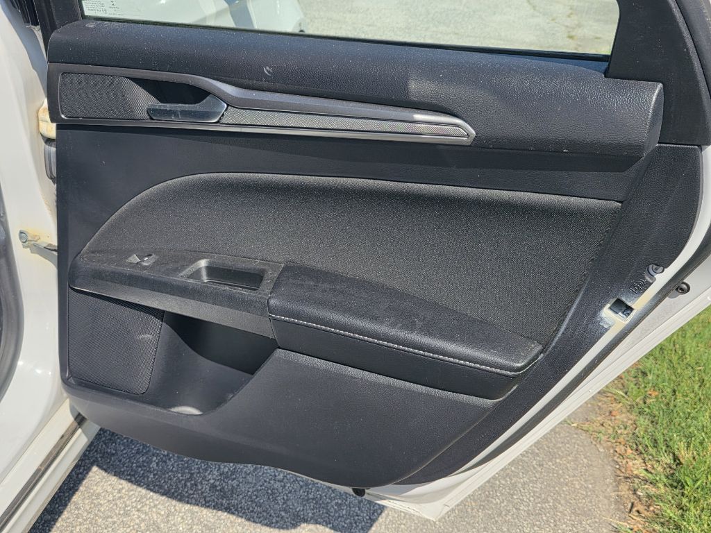 Photo 17 of this FORD FUSION