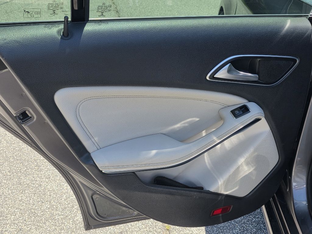 Photo 14 of this MERCEDES-BENZ CLA