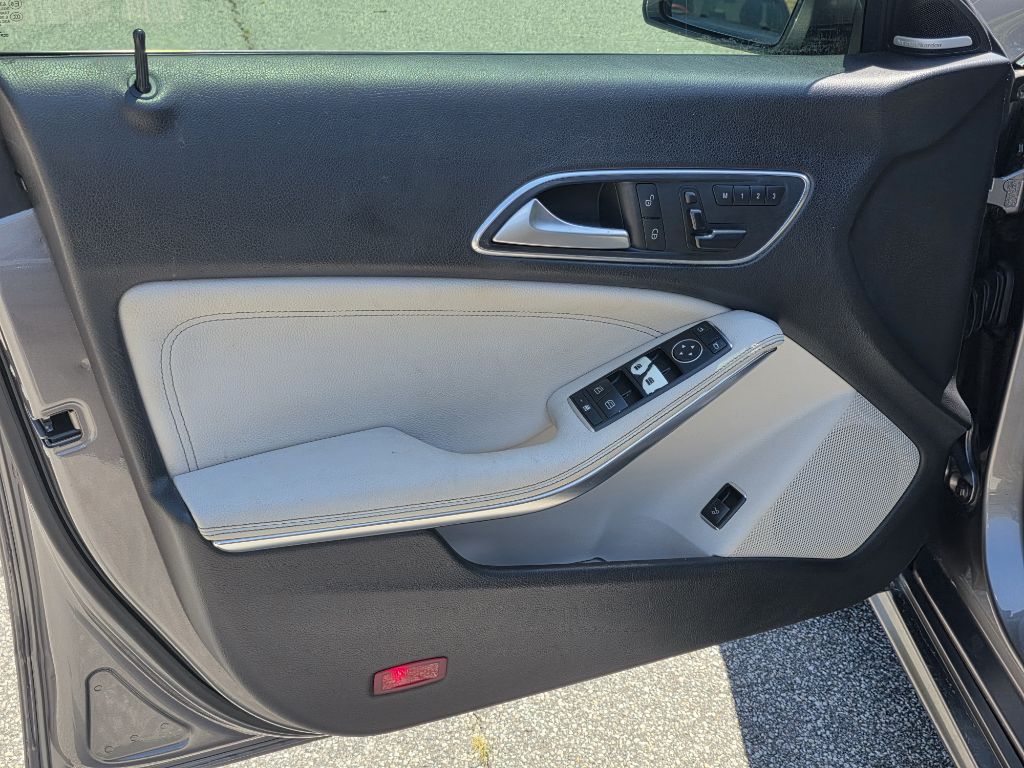 Photo 9 of this MERCEDES-BENZ CLA