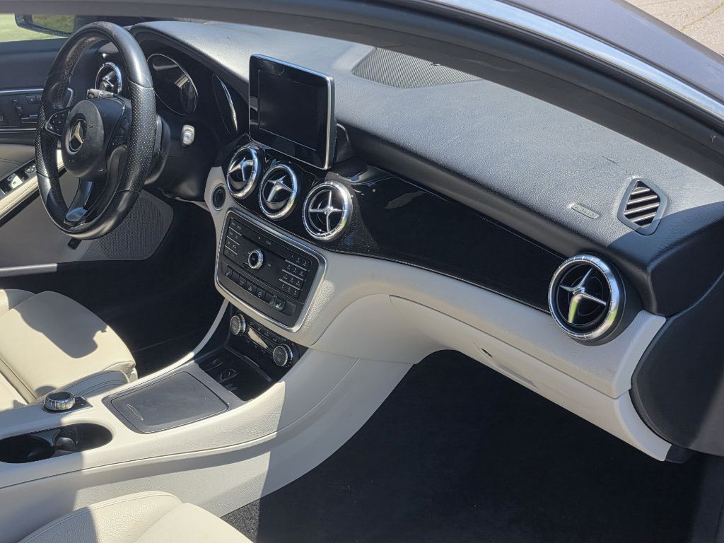 Photo 21 of this MERCEDES-BENZ CLA