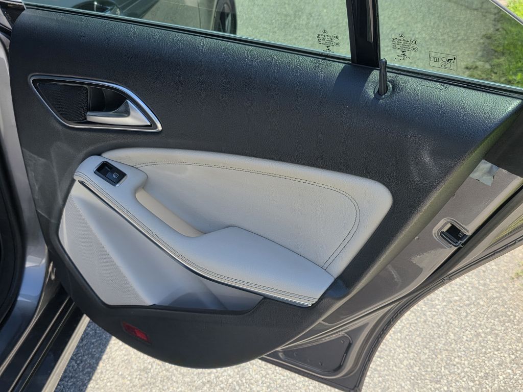 Photo 17 of this MERCEDES-BENZ CLA