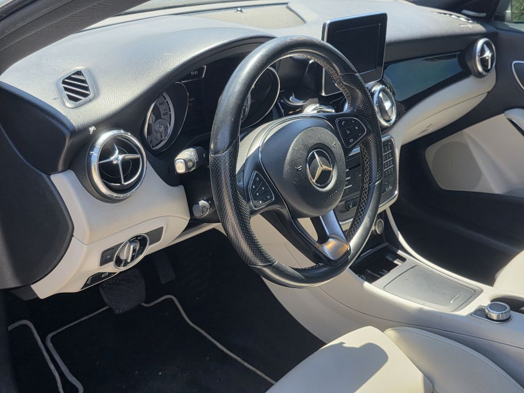 Photo 12 of this MERCEDES-BENZ CLA