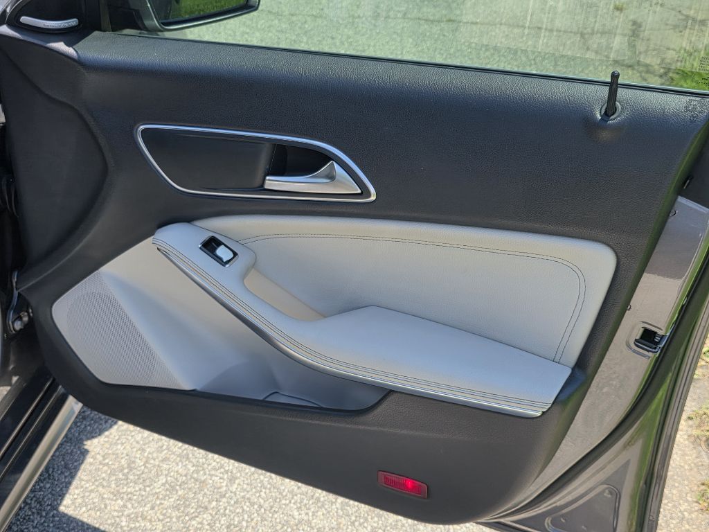 Photo 19 of this MERCEDES-BENZ CLA