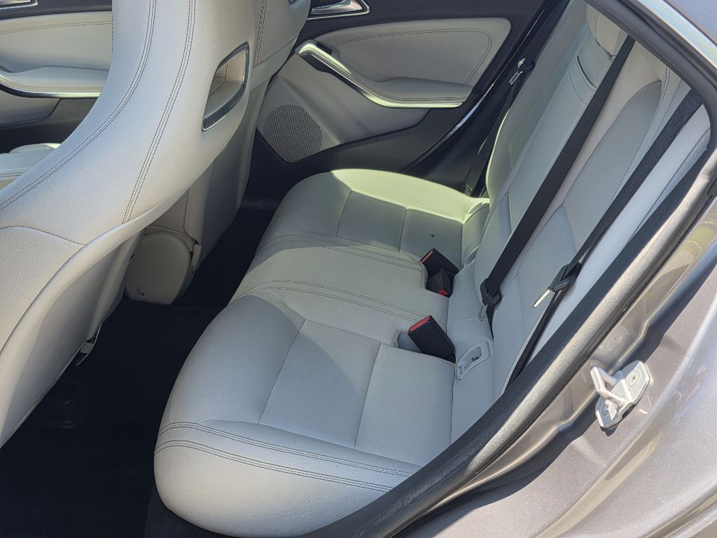 Photo 15 of this MERCEDES-BENZ CLA
