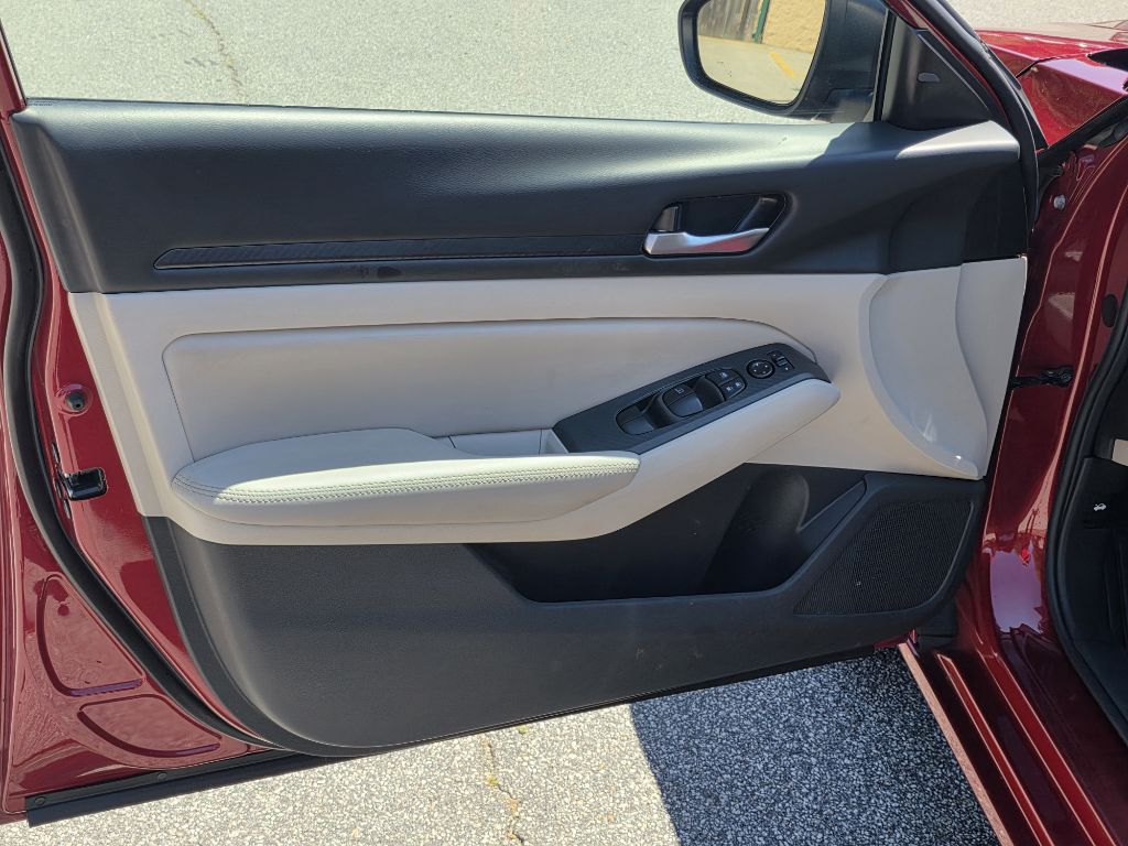 Photo 9 of this NISSAN ALTIMA