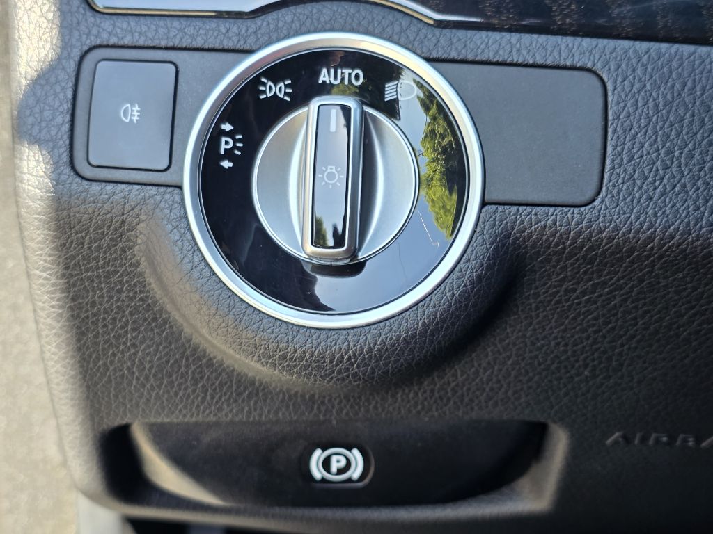 Photo 20 of this MERCEDES-BENZ E-CLASS