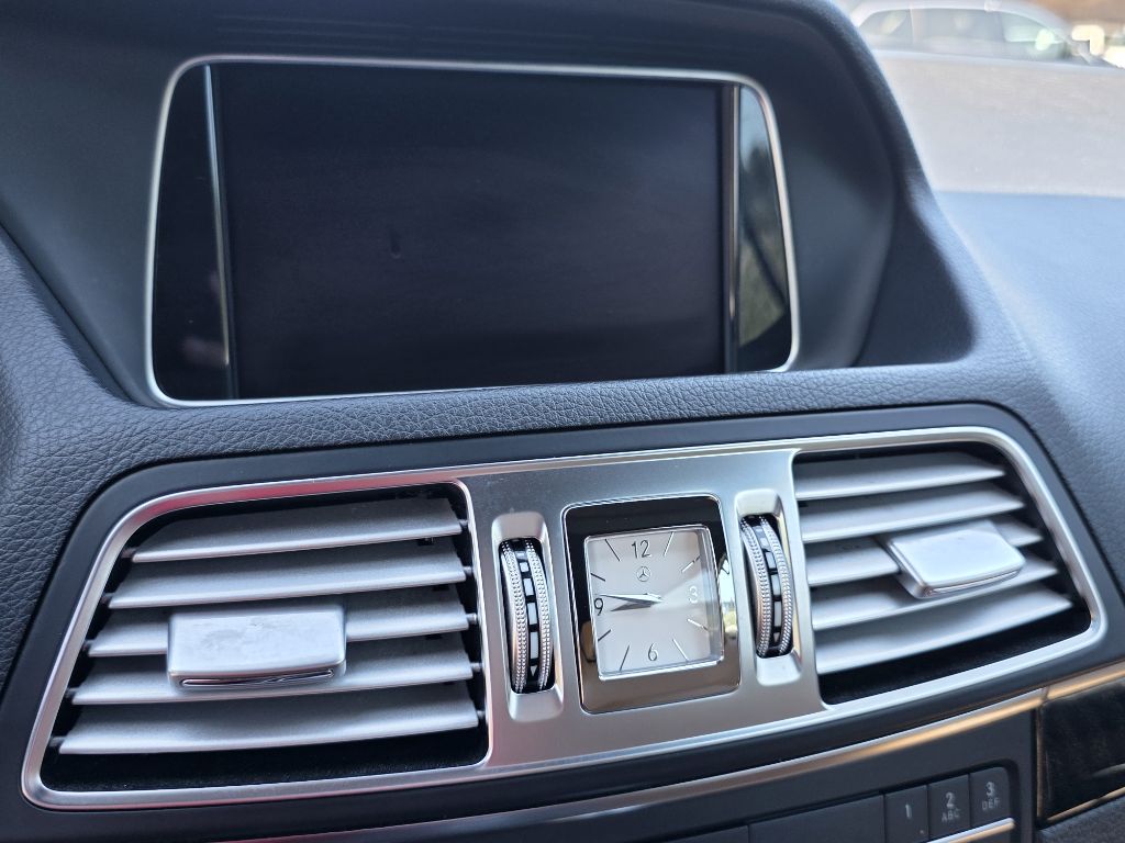 Photo 24 of this MERCEDES-BENZ E-CLASS