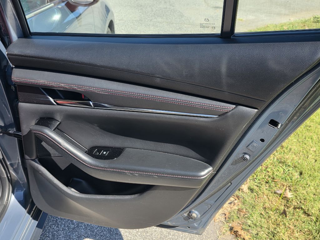 Photo 18 of this MAZDA 3