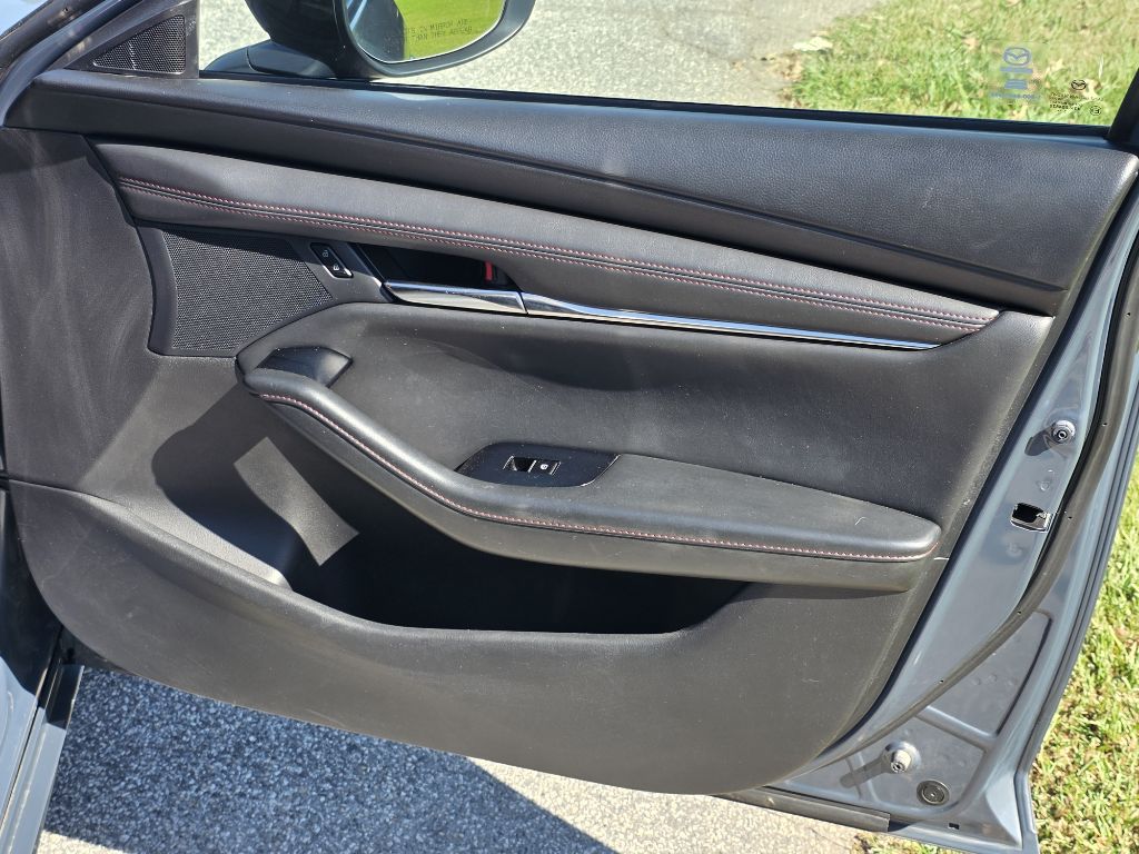 Photo 20 of this MAZDA 3
