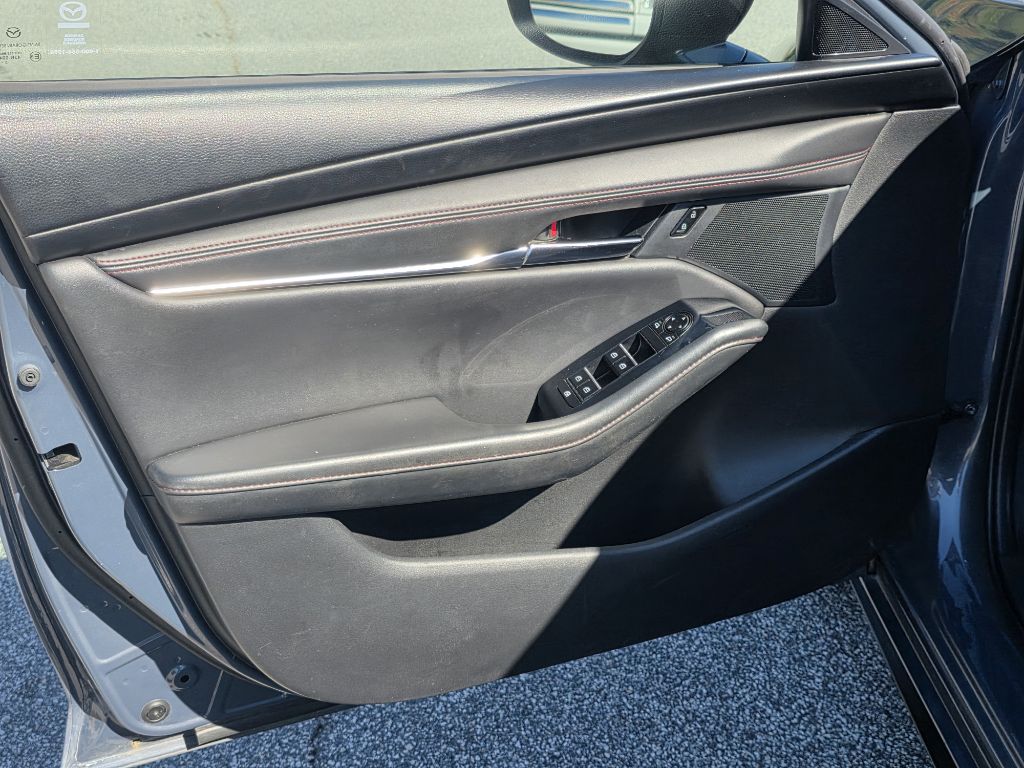 Photo 9 of this MAZDA 3