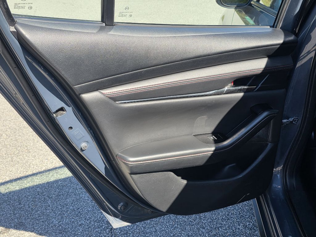 Photo 15 of this MAZDA 3