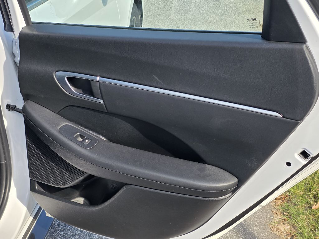 Photo 17 of this HYUNDAI SONATA