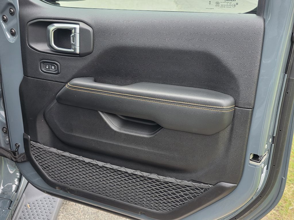 Photo 19 of this JEEP WRANGLER