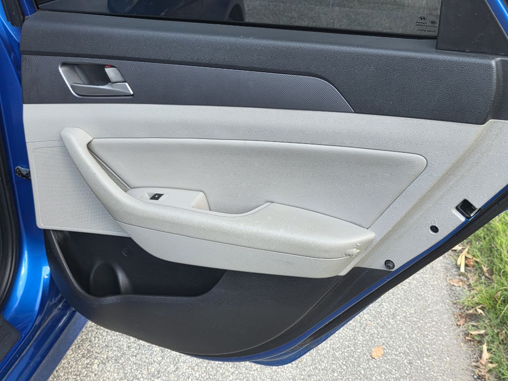 Photo 17 of this HYUNDAI SONATA
