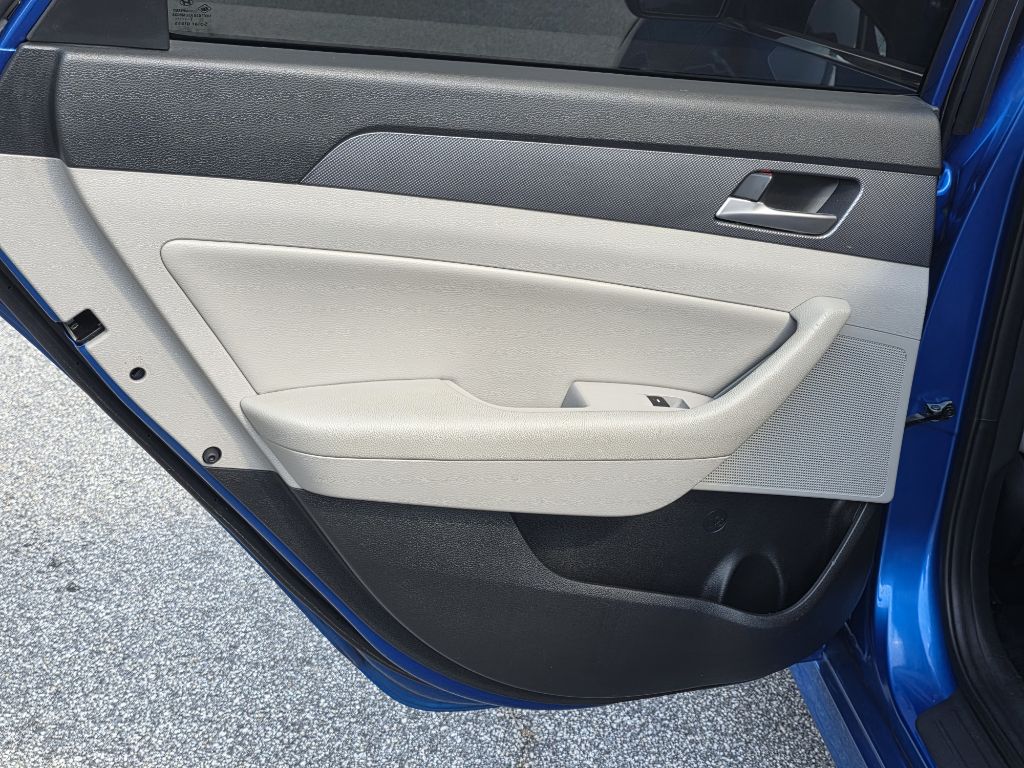 Photo 14 of this HYUNDAI SONATA