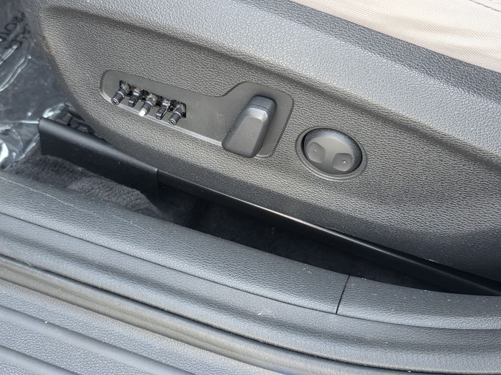Photo 11 of this HYUNDAI SONATA