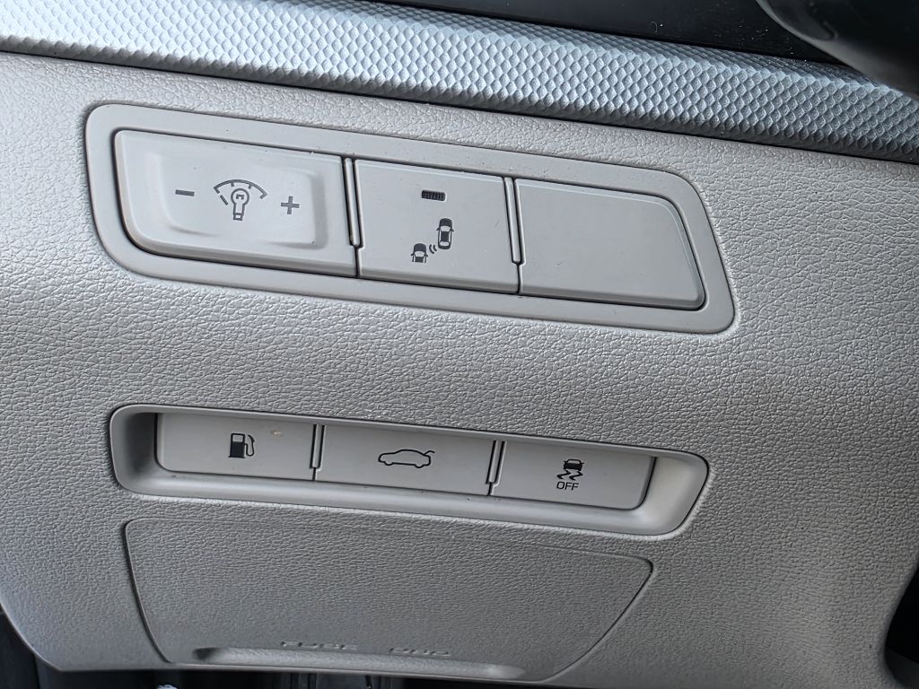 Photo 23 of this HYUNDAI SONATA