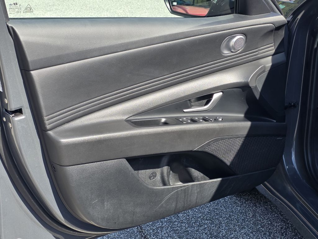 Photo 9 of this HYUNDAI ELANTRA