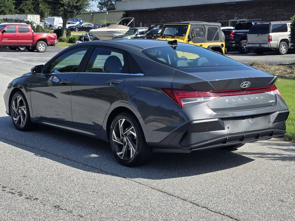 Photo 3 of this HYUNDAI ELANTRA