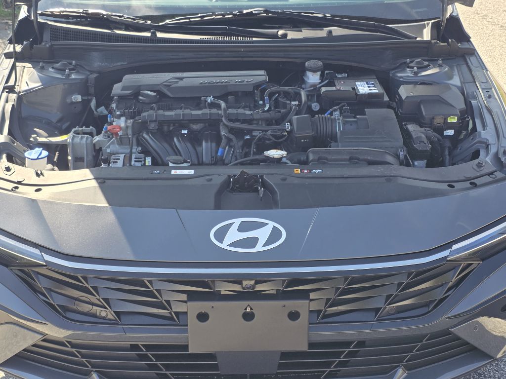 Photo 23 of this HYUNDAI ELANTRA