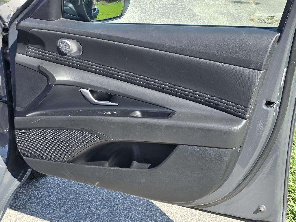 Photo 20 of this HYUNDAI ELANTRA