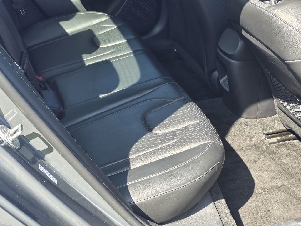 Photo 18 of this HYUNDAI ELANTRA
