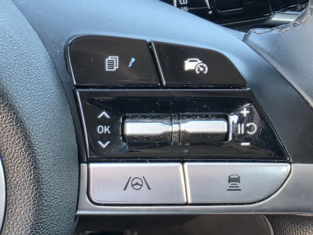 Photo 27 of this HYUNDAI ELANTRA