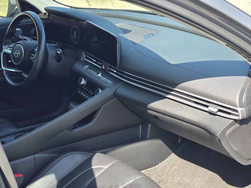 Photo 22 of this HYUNDAI ELANTRA
