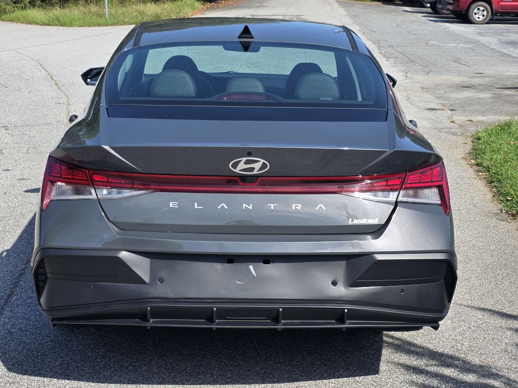 Photo 4 of this HYUNDAI ELANTRA