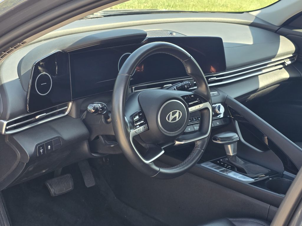 Photo 13 of this HYUNDAI ELANTRA