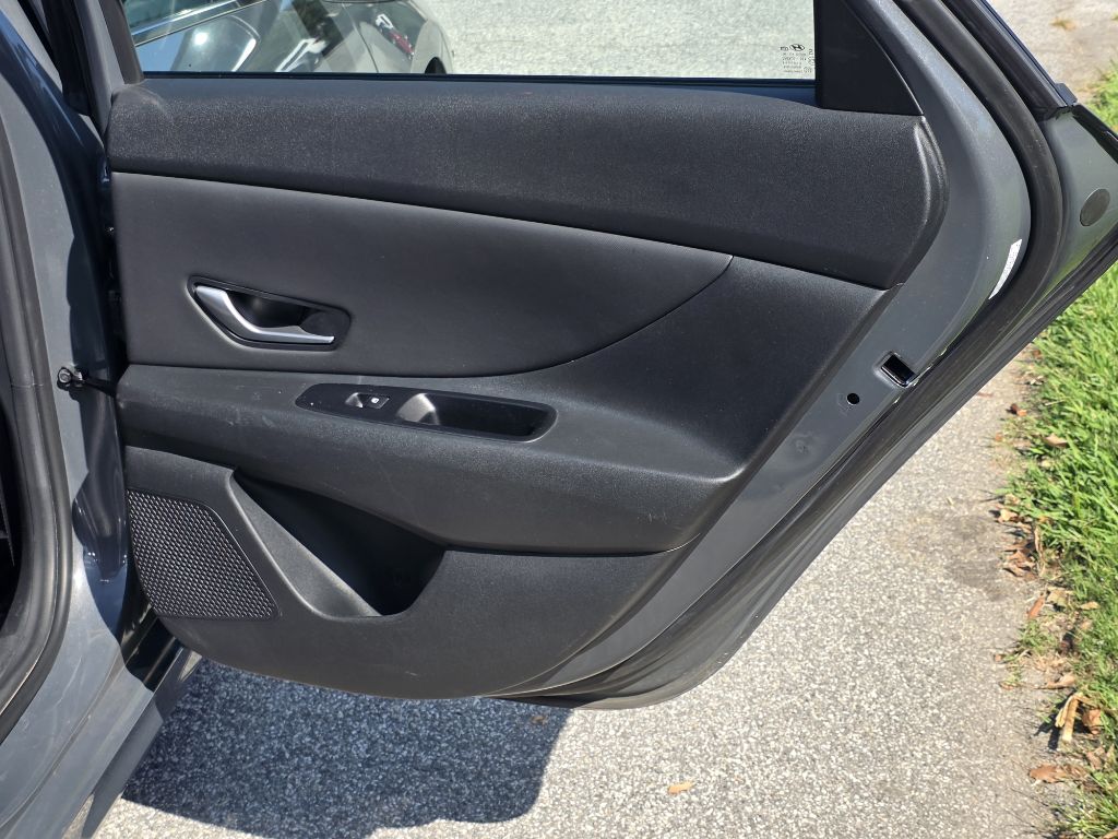 Photo 17 of this HYUNDAI ELANTRA
