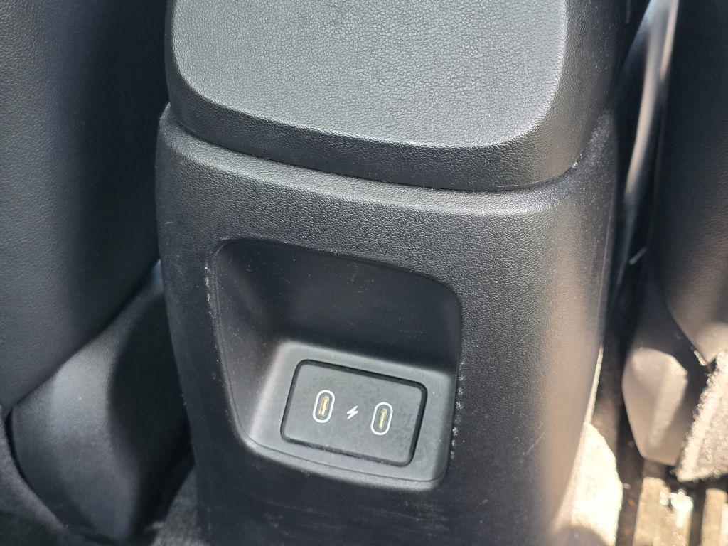 Photo 19 of this HYUNDAI ELANTRA