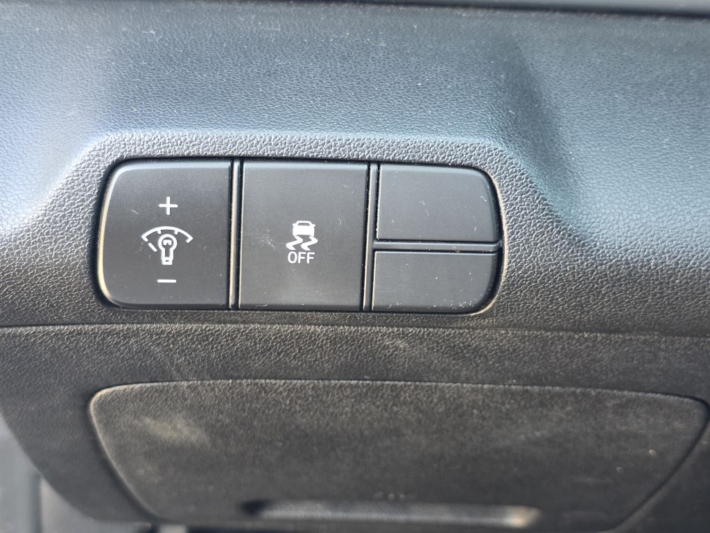 Photo 24 of this HYUNDAI ELANTRA