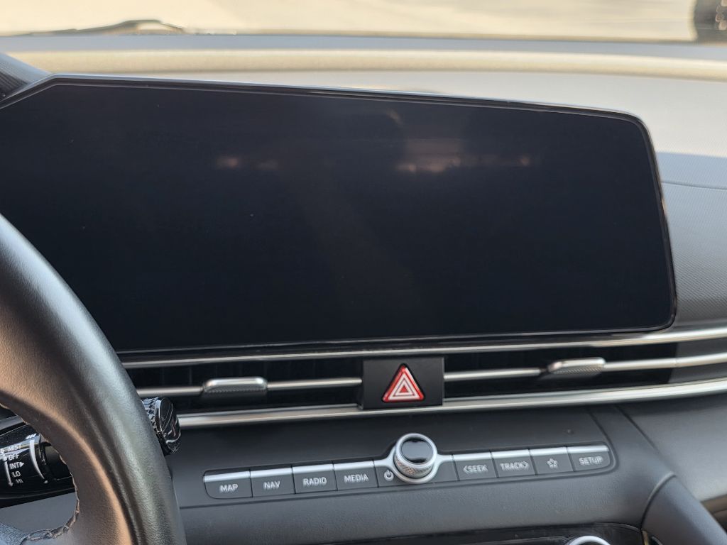 Photo 28 of this HYUNDAI ELANTRA