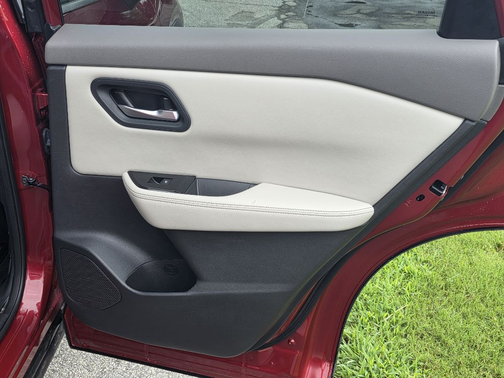 Photo 17 of this NISSAN ROGUE