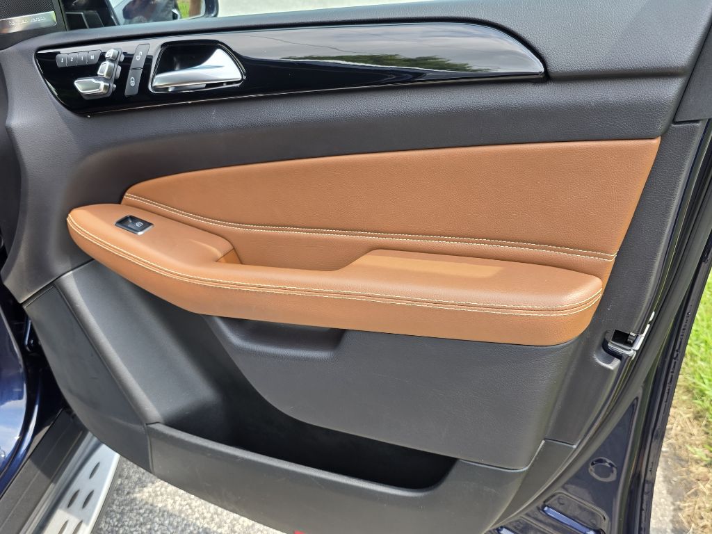 Photo 21 of this MERCEDES-BENZ GLS