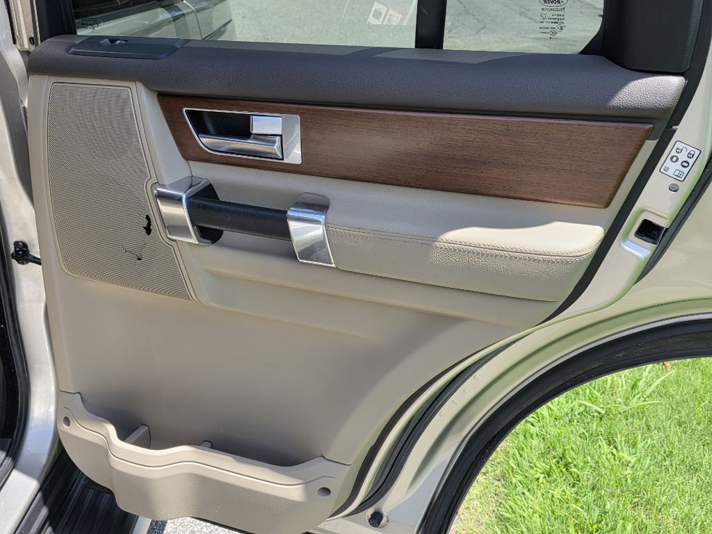 Photo 18 of this LAND ROVER LR4